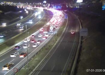 Un accidente en la A-2 corta carriles y colapsa el acceso a Madrid desde Alcalá de Henares