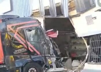 Un camión se empotra en la fachada de un restaurante en Ajalvir y el conductor resulta herido leve 2 Un camión se empotra en la fachada de un restaurante en Ajalvir y el conductor resulta herido leve