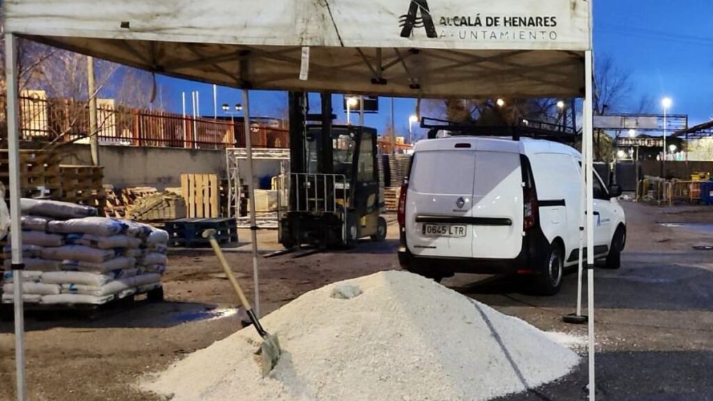El Ayuntamiento de Alcalá activa el reparto de sal ante el riesgo de heladas y posible nieve en la madrugada del 5 de enero 1 ayuntamiento sal heladas