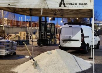 El Ayuntamiento de Alcalá activa el reparto de sal ante el riesgo de heladas y posible nieve en la madrugada del 5 de enero