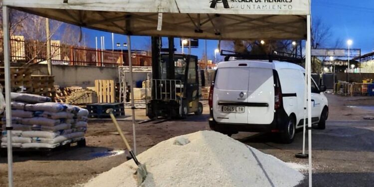 El Ayuntamiento de Alcalá activa el reparto de sal ante el riesgo de heladas y posible nieve en la madrugada del 5 de enero 1 Imagen: Ayuntamiento de Alcalá