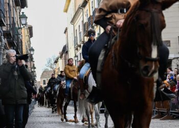 La Calle Mayor se llena de mascotas en la bendición de San Antón, con cientos de vecinos junto al Hospital de Antezana