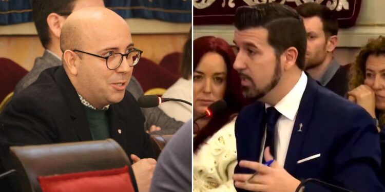Víctor Cobo (PP), a la izquierda, y Miguel Castillejo (PSOE), durante el Pleno municipal de Alcalá de Henares