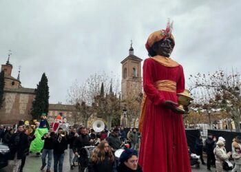 La Comparsa Navideña de Gigantes recorre el Casco Histórico con su tradicional parada en el Hospital de Antezana