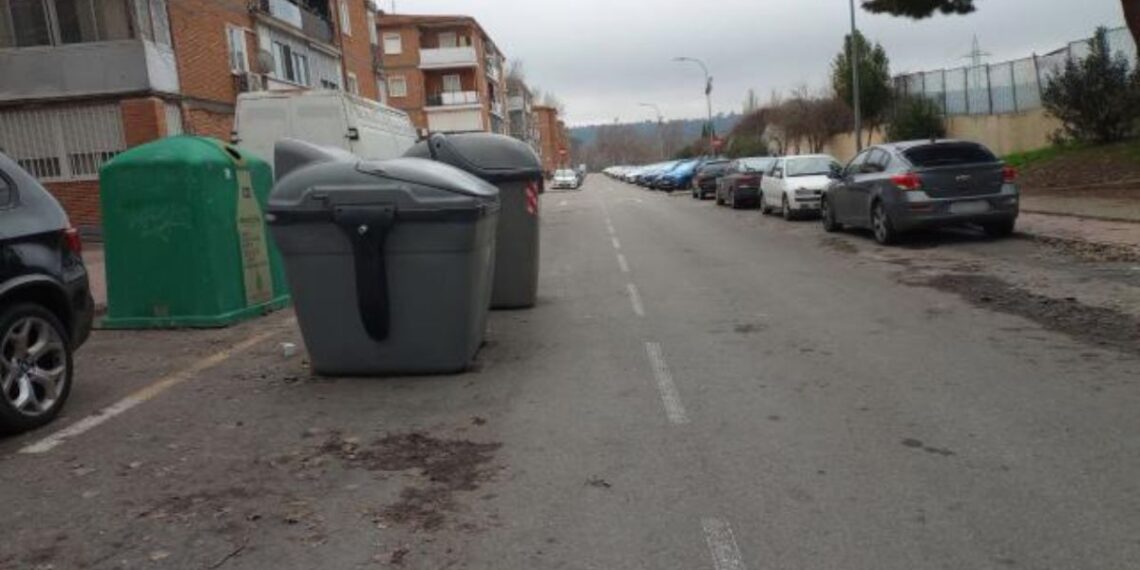 Contenedores instalados en plena calzada de la calle Gonzalo Gil generan quejas vecinales tras meses sin solución 1 contenedores gonzalo gil