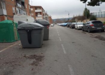 Contenedores instalados en plena calzada de la calle Gonzalo Gil generan quejas vecinales tras meses sin solución