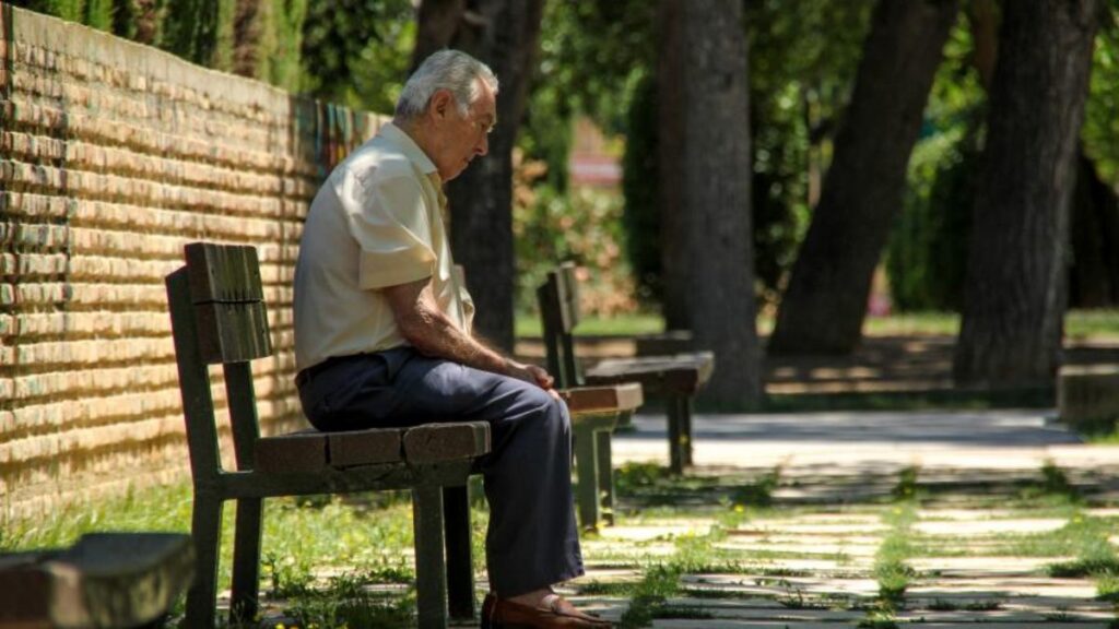 Alcalá de Henares refuerza la lucha contra la soledad no deseada con un convenio con la Comunidad de Madrid hasta 2026 1 hombre mayor banco