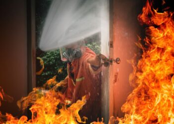Saber cómo reaccionar ante un incendio doméstico puede salvar vidas, advierte Serem Emergencias