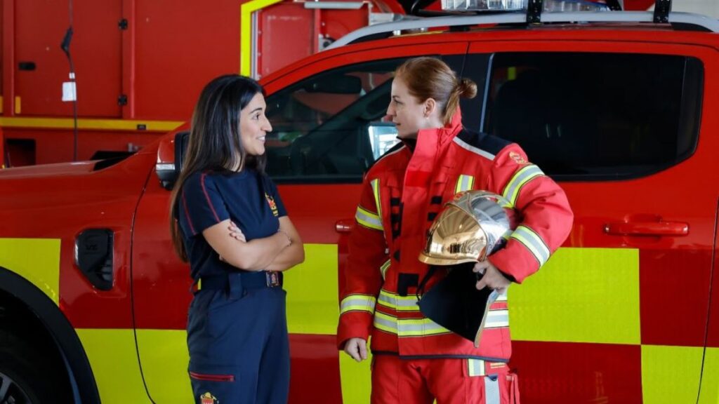 Los bomberos estrenan nuevos uniformes rojos diseñados para reducir el impacto del calor y mejorar la seguridad 1 mujeres bombero