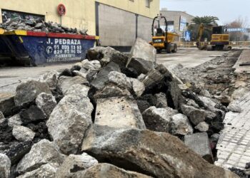 Comienzan las obras de mejora en la calle Tuy para ampliar aceras y renovar el pavimento en Juan de Austria