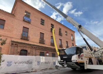 Una grúa de gran tonelaje marca una nueva fase en la rehabilitación energética del Palacio Consistorial de Alcalá