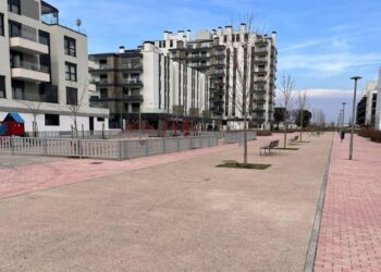Una calle de uso exclusivamente peatonal en Las Sedas, convertida en atajo para motos y patinetes eléctricos