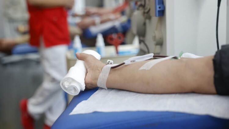persona dona sangre