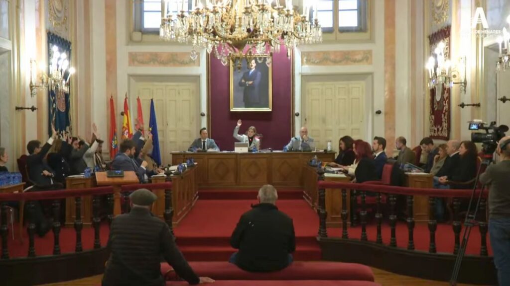 PP y Vox aprueban la reprobación de Rosa Romero (Más Madrid) tras la polémica por la carroza de Provida en la Cabalgata 1 pleno votacion pp y vox