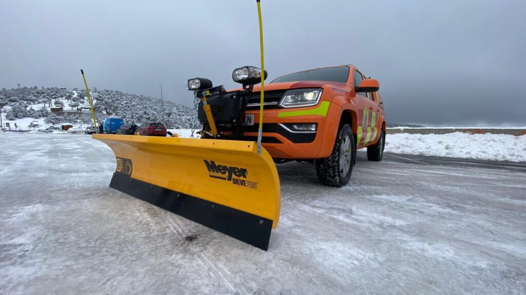 El riesgo de nieve esta madrugada activa la fase preventiva del Plan de Inclemencias en el todo el Corredor del Henares 1 vehiculo quitanieves