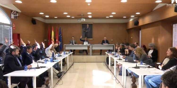 El Pleno aprueba regular el acceso a dependencias municipales con el rostro cubierto, como niqab o burka 1 Pleno Alcala