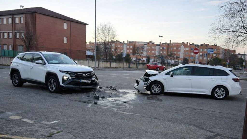 Dos turismos colisionan en el cruce de Pío Baroja y Miguel Hernández, junto al IES Lázaro Carreter 1 accidente espartales