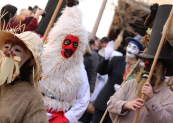 El Carnaval saca a la calle las Botargas y el Antroxu en una jornada marcada por el folclore regional