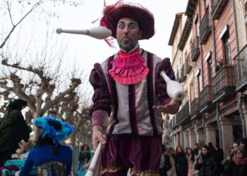 La plaza de Cervantes reúne máscaras gigantes, comparsas y baile en la jornada central del Carnaval 2026