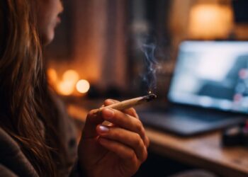 Los adolescentes reducen el cannabis a mínimos recientes mientras el juego online gana terreno