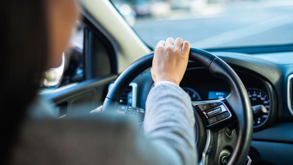 Estos son los vehículos que podrían no circular por Alcalá de Henares en 2026 si aumenta la contaminación 1 conductor coche