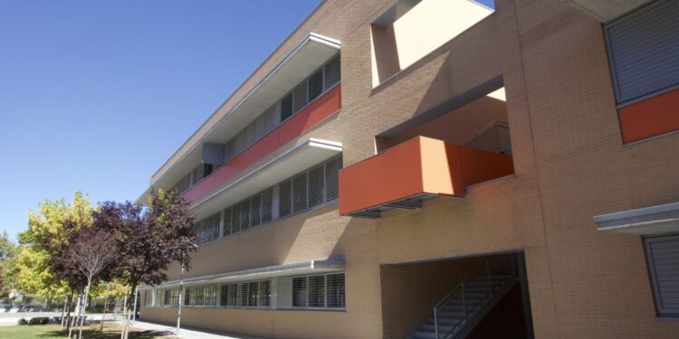 Las familias del Alborada piden “verdad y responsabilidades” tras los presuntos abusos sexuales 1 fachada colegio alborada