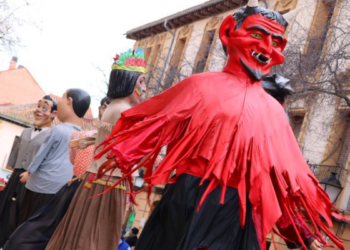 Disfraces, comparsas y juegos en la Plaza de Cervantes en la cita infantil más familiar del Carnaval