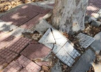 Vecinos denuncian el mal estado de la acera y la calzada en la calle Josep Pla, en Ciudad 10
