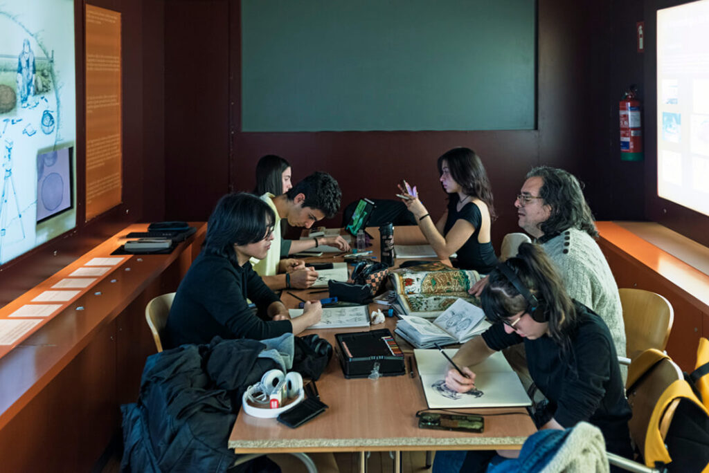 Los alumnos de la Escuela de Arte Alberto Corazón se forman en ilustración científica con piezas del MARPA 8 Foto Mario Perez Arias 3