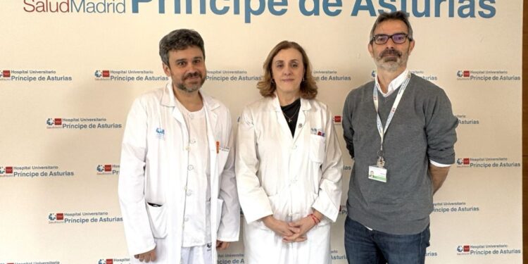 Fuente: HUPA. De izquierda a derecha, Dr. Manuel Rodríguez, adjunto del Servicio de Otorrinolaringología del Hospital Universitario Príncipe de Asturias; Dra. Teresa Rivera, jefa del Servicio de Otorrinolaringología del Hospital Universitario Príncipe de Asturias; Dr. Manuel Linares, director de Continuidad Asistencial del Hospital Universitario Príncipe de Asturias.