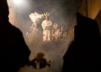 Las Negaciones de San Pedro abren la Semana Santa con una procesión multitudinaria en el Viernes de Dolores