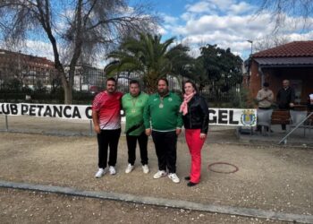 La fase previa del Campeonato de España de Dupletas reúne a decenas de jugadores en el Club Petanca Campo del Ángel