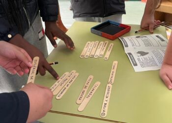 El IES Isidra de Guzmán acoge un escape room por el Día del Consumidor centrado en la moda y las compras online