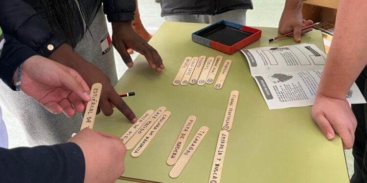 El IES Isidra de Guzmán acoge un escape room por el Día del Consumidor centrado en la moda y las compras online 1 Fuente: Ayto Alcalá de Henares