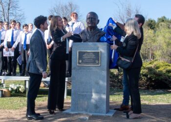Alcalá inaugura en Ciudad del Aire un busto en memoria del doctor Jaime Mata, impulsado por vecinos del barrio