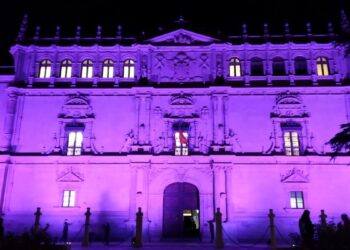 La fachada histórica de la Universidad se iluminará de morado este 8 de marzo