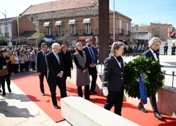 Alcalá homenajea a las víctimas del 11M en el 22º aniversario del atentado con una ofrenda junto a Cercanías