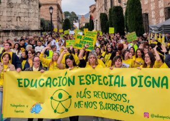 Un millar de personas se moviliza para reclamar refuerzos en el CEE Pablo Picasso y la Educación Especial