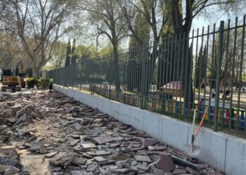 La acera de Ronda Fiscal entra en obras para mejorar el paso peatonal y reordenar las jardineras