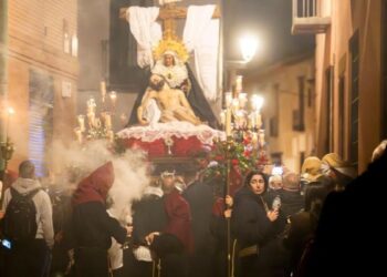 La procesión de los Desamparados recorre de nuevo el centro histórico de Alcalá tras la suspensión por lluvia de 2025