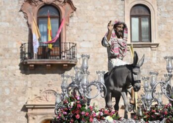 La Borriquilla recorre el casco histórico de Alcalá y reúne a familias y público en el Domingo de Ramos