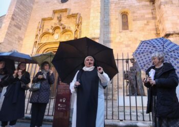 La ruta teatralizada de “Cuéntame” en Alcalá atrae a decenas de asistentes pese a la lluvia