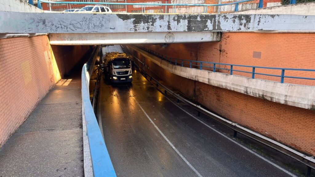 El túnel de la calle Torrelaguna, cortado al tráfico por la rotura de una tubería 1 tunel calle torrelaguna tuberia