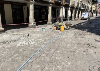 Comienzan las obras de reparación del pavimento y limpieza de juntas en la calle Mayor