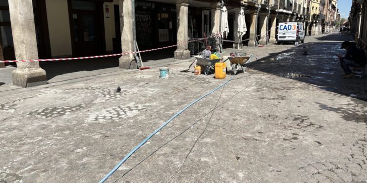 Comienzan las obras de reparación del pavimento y limpieza de juntas en la calle Mayor 1 Fuente: Ayto Alcalá de Henares