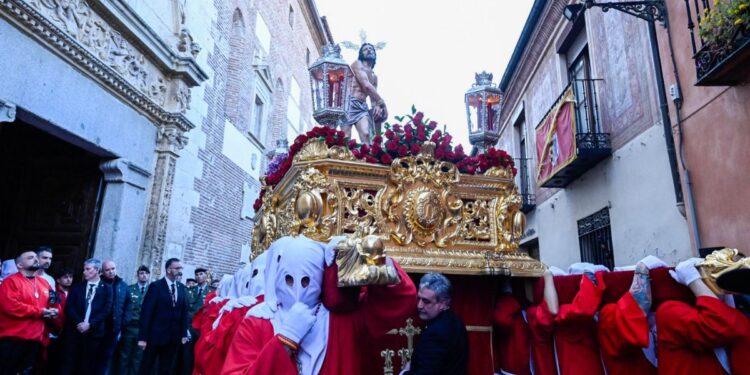 El Cristo Atado a la Columna y la Virgen de las Lágrimas llenan la calle Imagen en una de las salidas más esperadas 1 Foto: Ayuntamiento de Alcalá