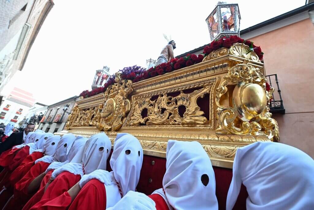 El Cristo Atado a la Columna y la Virgen de las Lágrimas llenan la calle Imagen en una de las salidas más esperadas 10 Cristo Atado a la Columna y Maria Santisima de las Lagrimas y del Consuelo 10
