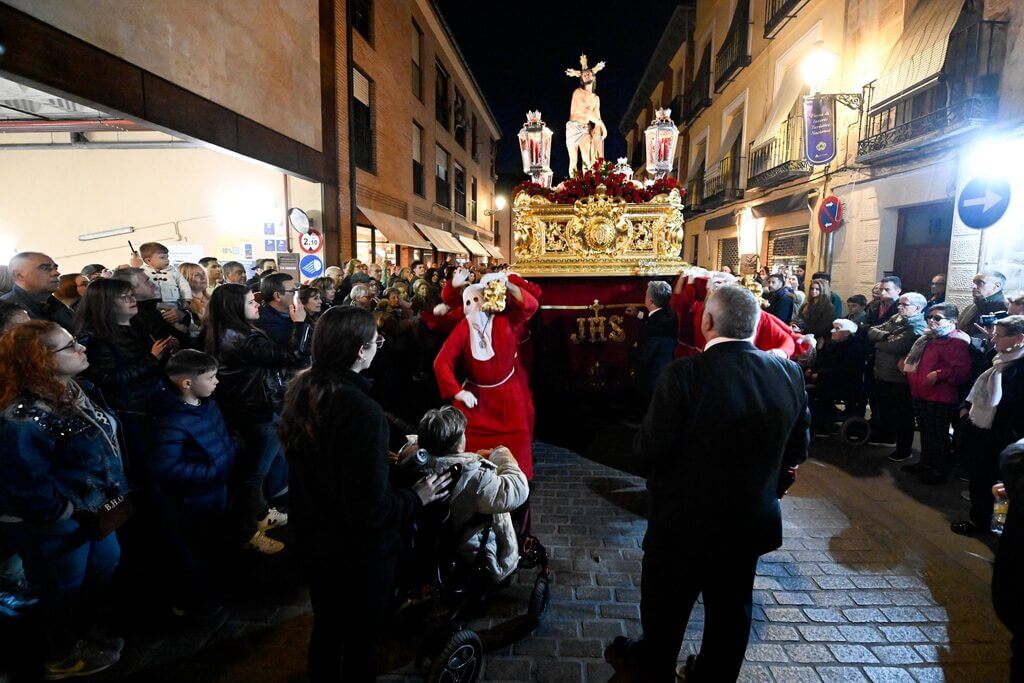 El Cristo Atado a la Columna y la Virgen de las Lágrimas llenan la calle Imagen en una de las salidas más esperadas 3 Cristo Atado a la Columna y Maria Santisima de las Lagrimas y del Consuelo 3
