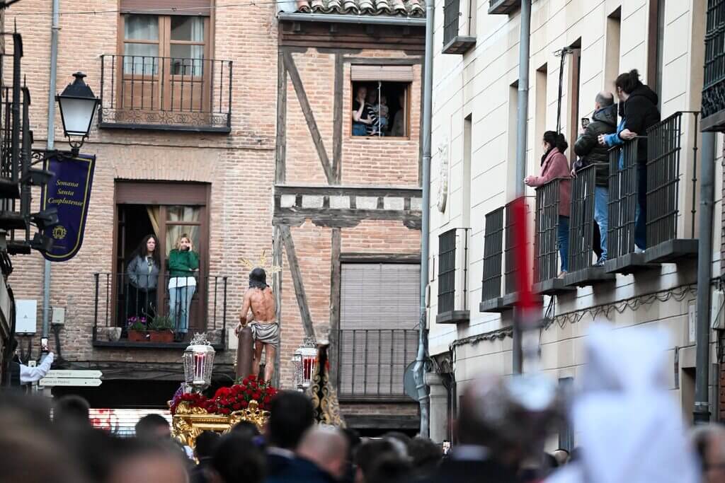 El Cristo Atado a la Columna y la Virgen de las Lágrimas llenan la calle Imagen en una de las salidas más esperadas 4 Cristo Atado a la Columna y Maria Santisima de las Lagrimas y del Consuelo 4