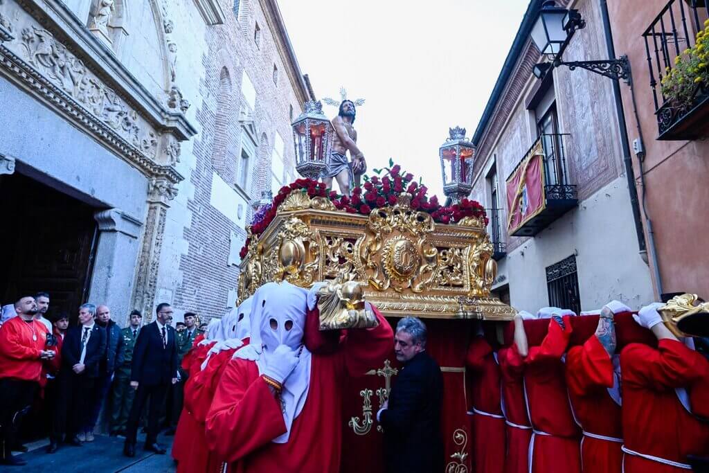 El Cristo Atado a la Columna y la Virgen de las Lágrimas llenan la calle Imagen en una de las salidas más esperadas 5 Cristo Atado a la Columna y Maria Santisima de las Lagrimas y del Consuelo 5